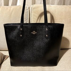 Black coach purse - like new- used a handful of times to work and back